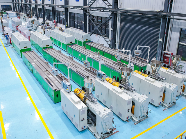 factory show about plastic extrusion